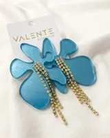Aros colgantes con forma de flor celeste de acrílico y apliques de strass.