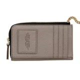 Billetera Marc Jacobs de cuero negro con cierre superior y tarjetero exterior. Presenta el texto "THE WALLET" grabado en relieve en la parte frontal junto con la marca "MARC JACOBS".