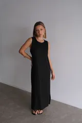 Vestido largo azul marino de manga corta, con cuello redondo y textura acanalada.