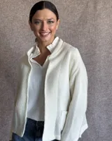 Saco color crudo de lana lambswool, con cuello alto y bolsillos laterales.