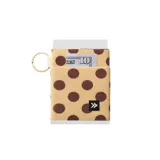Billetera elástica de tejido resistente color beige con estampado de lunares marrones. Incluye argolla metálica lateral para llavero.