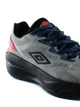 Championes deportivos Umbro Kron para hombre, color negro con entresuela blanca gruesa, detalles en turquesa y cordones bicolor.
