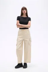 Pantalon cargo de tiro bajo en color beige, con bolsillos laterales amplios y cintura ajustable con cordón.