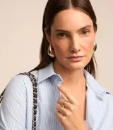 Camisa de tricolina con estampado de rayas verticales en hilo teñido, cuello solapa, abotonado frontal y mangas largas con puños abotonados.