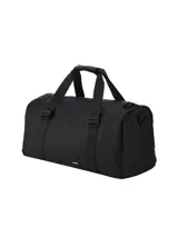 Bolso de viaje tipo duffel color negro, con asas de mano reforzadas y cierre superior con cremallera.