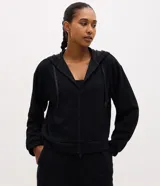 Campera deportiva Get Over de corte regular, confeccionada en una mezcla de poliéster, modal y elastano. Presenta cierre frontal por cremallera, capucha con cordones ajustables, mangas largas con puños elásticos y bolsillos laterales.