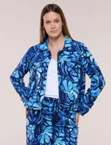 Camperita liviana de silueta entallada, con estampado floral en tonos azules, cuello camisero, cierre frontal con botones y bolsillos en el pecho.