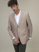 Blazer color camel, de corte clásico, con solapas de muesca, cierre de dos botones, bolsillo en el pecho y bolsillos delanteros con solapa.