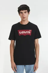 Remera negra de manga corta con cuello redondo y corte relajado. Presenta el logo icónico "batwing" de Levi's en el pecho, en un recuadro rojo con letras blancas.
