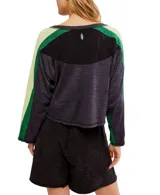 Camiseta corta de manga larga Free People modelo Go For The Goal, color gris jaspeado con mangas negras y rayas verdes y amarillas.