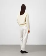 Jersey de punto para mujer, color rojo oscuro, con cuello en V y manga larga. Presenta un acabado afelpado y holgado, con remates en canalé.