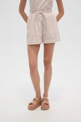 Short de tiro alto con diseño de rayas verticales en tonos beige y blanco. Presenta una cintura elástica con detalle de volado y cordón ajustable para atar al frente. Su corte es holgado y cómodo.