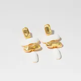 Par de aros colgantes con diseño orgánico, compuestos por piezas alternadas en dorado con acabado texturizado y piezas ovaladas blancas esmaltadas.
