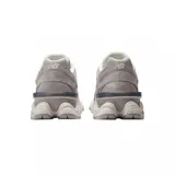 Championes urbanos New Balance modelo 9060, color gris con detalles en tonos más claros. Presentan un diseño robusto con capas superpuestas de gamuza y malla, y una entresuela esculpida con tecnología de amortiguación.