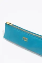 Neceser tipo estuche de Bimba y Lola, color negro, confeccionado en nylon con cierre superior y tirador decorativo con cordón. Presenta el logo de la marca estampado en dorado en el frente y una anilla lateral.