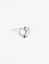 Anillo plateado de diseño abierto con líneas fluidas y acabado brillante.