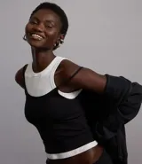 Blusa cropped blanca de algodón con breteles finos.