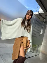 Poncho de tejido de punto color verde menta, con diseño amplio y mangas murciélago de gran caída.