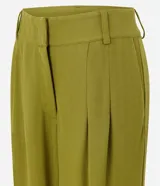 Pantalón balloon de piqué color terracota, con cintura estructurada, pinzas delanteras, pasacintos, piernas amplias y dobladillos elásticos.