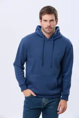 Canguro con capucha de color gris oscuro, confeccionado en tejido de felpa con interior de micropolar. Presenta cordones ajustables en la capucha y un pequeño logo bordado en el pecho.