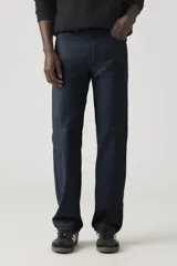 Pantalón de corte regular fit confeccionado en sarga de algodón, con diseño de cinco bolsillos y cierre frontal con botón y cremallera.