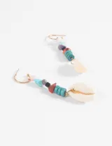 Caravanas colgantes con aro dorado, piedras de colores y dije de concha natural.