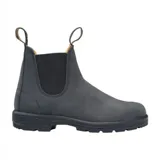 Botas tipo Chelsea Blundstone modelo 587, confeccionadas en cuero nobuck color negro rústico. Presentan puntera cuadrada, elásticos laterales negros y tiradores en la parte superior para facilitar el calce. Cuentan con suela de TPU de alta durabilidad y sistema de amortiguación en el talón.