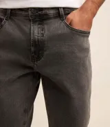 Pantalón de jean corte skinny, color gris oscuro, con cierre tradicional y bolsillos laterales y traseros.