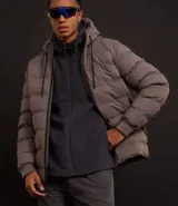 Campera puffer deportiva Get Over, color negro, con capucha, cierre frontal por cremallera y puños elásticos. Diseño acolchado sin costuras visibles.