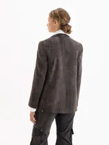 Blazer de gabardina con efecto desgastado, con detalles en cuero vacuno en las solapas. Presenta bolsillos plaqué con tapa, cierre frontal con botón forrado y canesú marcado en el delantero.