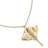 Colgante de cadena larga con dije de mantarraya, fabricado en aleación de metales bañada en oro 18k.