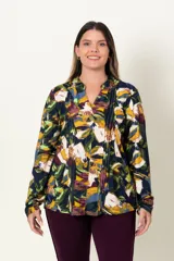 Blusa estampada de jersey en tonos de azul, verde y mostaza con detalle de alforzas en el frente.