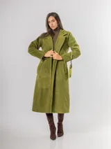 Tapado de paño sofisticado con solapas clásicas, cierre frontal de botones y bolsillos laterales. Presenta un diseño de corte recto y estructura elegante.