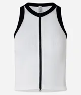 Musculosa blanca sin mangas de tejido seamless con cremallera frontal vertical y ribetes negros en contraste en el cuello y las sisas.