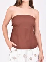 Top marrón oscuro de corte recto y escote palabra de honor (strapless), sin mangas y con diseño holgado.
