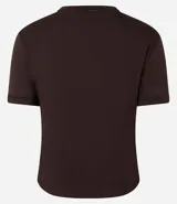 Blusa básica de cuello redondo y manga corta con detalle de dobladillo plegado. Confeccionada en tejido de viscosa con spandex, ofrece un ajuste cómodo y versátil.