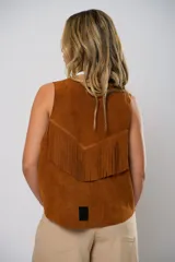Chaleco marrón de cuero descarne con terminación en picos, tachas metálicas y flecos en la espalda.