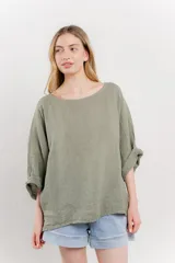 Blusa de lino color verde oliva, de corte amplio y relajado, con escote redondo y mangas 3/4 remangadas.