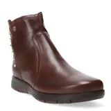 Botas cortas de cuero color negro, con puntera redonda y suela plana de goma. Presentan una hilera de tachas metálicas decorativas en el lateral exterior y costuras reforzadas en el empeine.