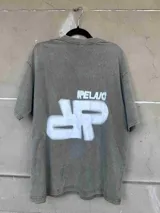 Remerón marrón con estampa geométrica en la espalda.