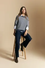 Sweater de punto con diseño de rayas horizontales en tonos tierra, con textura acanalada y cuello redondo. Presenta un corte relajado y mangas largas.