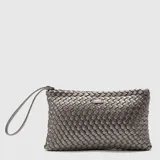Clutch plateado con diseño tejido y asa de mano.