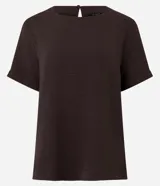 Blusa fucsia de manga corta con cuello redondo pespunteado, diseño sin estampa y efecto airflow con textura sutil. Cuenta con abertura trasera tipo gota y cierre con botón.