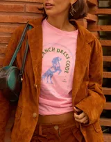 Remera de algodón color rosa con estampa frontal de un caballo y texto decorativo en tonos azul y verde.