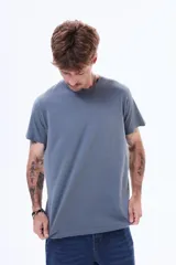 Remera de cuello redondo y manga corta, con diseño básico y calce cómodo.