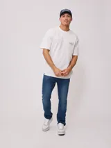 Gorro tipo trucker negro con visera curva y paneles traseros de malla. Estampado frontal en blanco con el logo de Rusty y el texto "RUSTY WORLDWIDE".