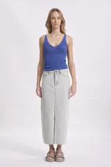 Blusa sin mangas de tejido de punto fino con acabado brillante, escote en V y corte ajustado al cuerpo.