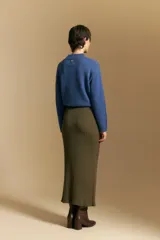 Falda midi de punto con diseño acanalado, corte ajustado y tajo frontal.