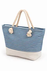 Bolso tipo tote con diseño a rayas horizontales azules y blancas, con base en color beige y asas de soga gruesa con nudos decorativos.