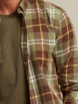 Camisa de vestir a rayas verticales azules y blancas, de corte regular fit y manga larga.